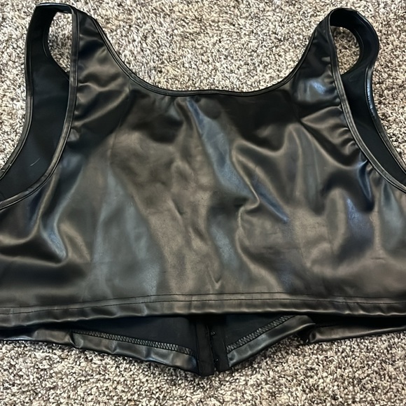 Leather clasp crop top - Picture 2 of 2